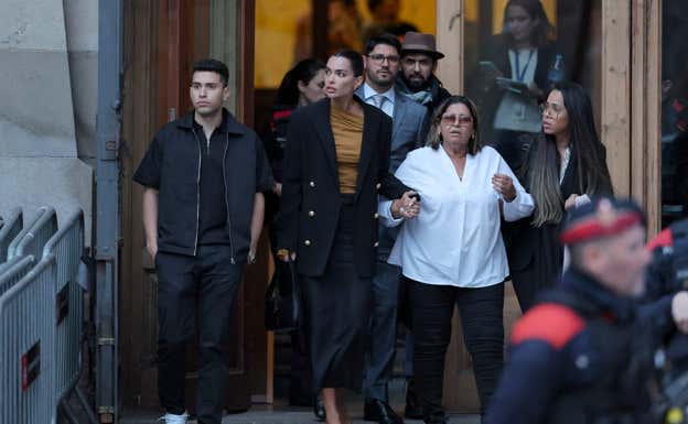 La familia de Dani Alves, a la salida del juicio en Barcelona. AFP