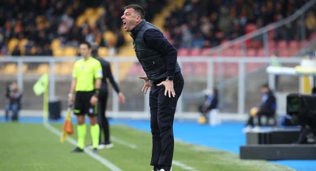 El entrenador del Lecce pierde la ‘cabeza’ y su trabajo: “Nos estaban provocando”