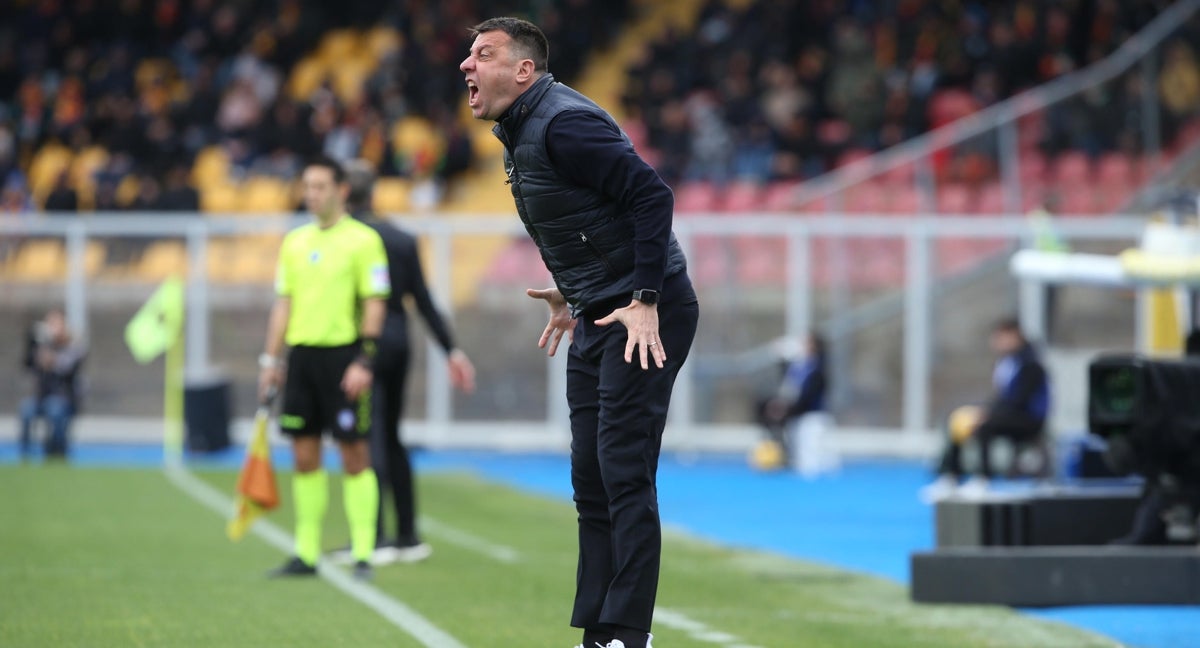 El técnico del Lecce durante el partido de ayer.
