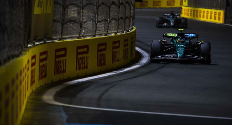 Fernando Alonso, delante de un Mercedes-AMG durante el GP de Arabia Saudí 2024 de F1.