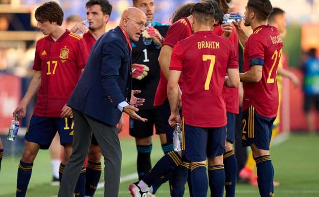 Luis de la Fuente da instrucciones a Brahim en la Eurocopa Sub-21.  GETTY