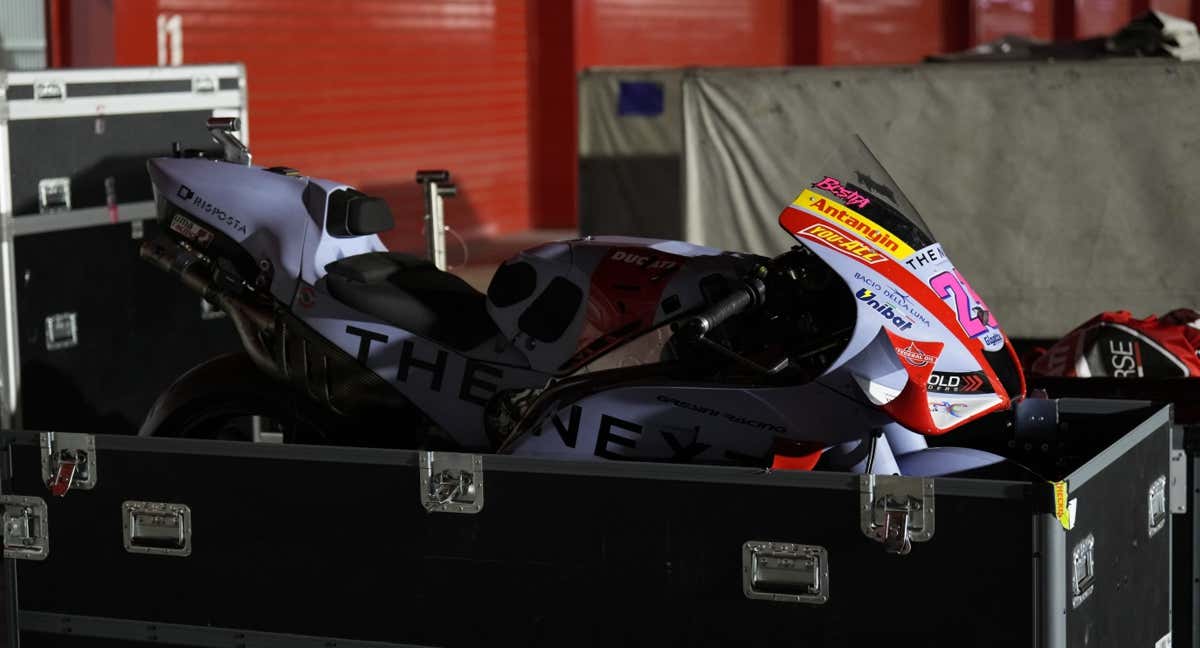 Una Ducati de Gresini Racing, dentro de un contenedor para ser transportada al siguiente circuito.