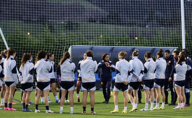Natalia Arroyo se dirige a sus jugadoras en un entrenamiento en Zubieta.  Real Sociedad