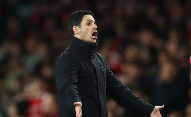 Mikel Arteta lamentándose en el área técnica.  REUTERS