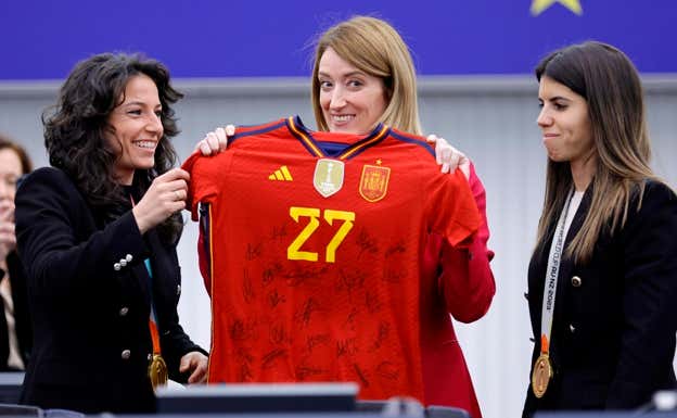 Ivana Andrés entrega a Roberta Metsola una camiseta firmada por las jugadoras de la selección.   EFE