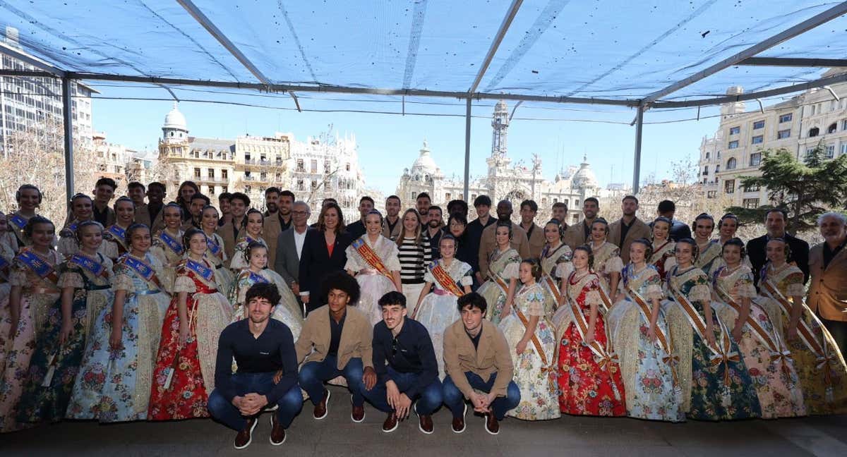 Los jugadores del Valencia en la Mascletà junto a la corte fallera de honor. /Twitter Alcaldesa de Valencia.