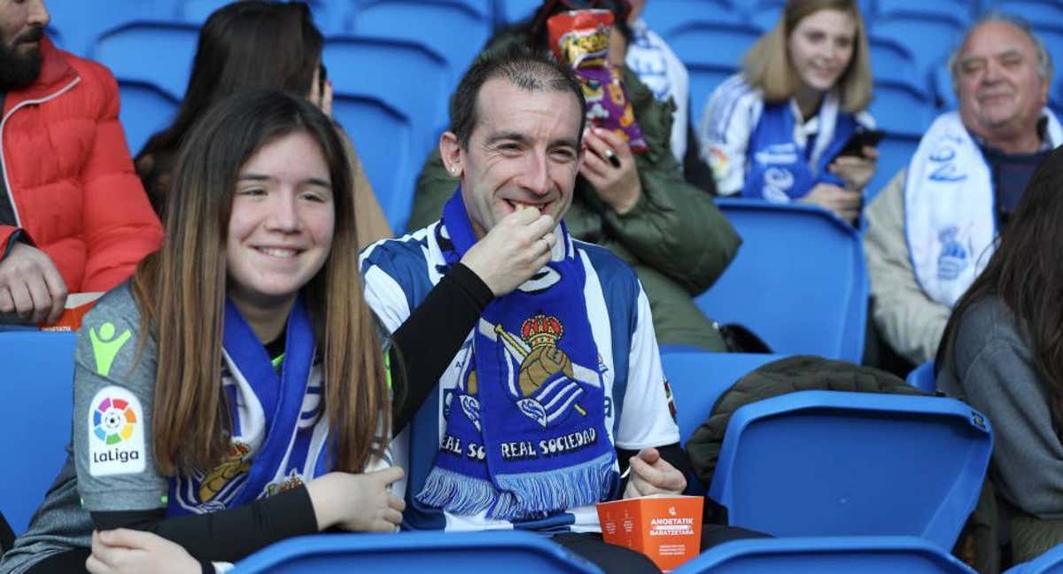 Aficionados de la Real Sociedad participan en la iniciativa. /Real Sociedad