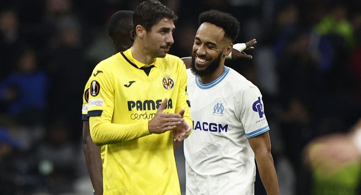 Pierre-Emerick Aubameyang y Santiago Comesaña en el partido de ida de los octavos de final de la Europa League, jugado en Francia.