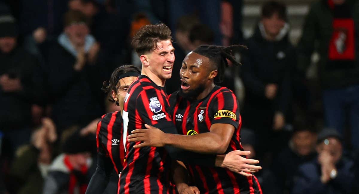 Los jugadores del Bournemouth celebrando uno de los goles de Semenyo. /REUTERS