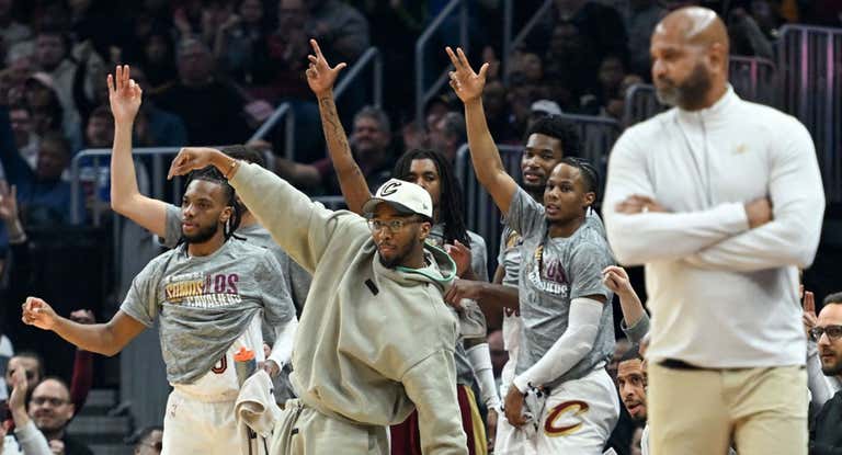 Donovan Mitchell celebra junto a sus compañeros un triple de los Cavaliers ante los Suns desde el banquillo.