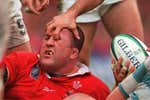 El héroe del rugby galés que estuvo a punto de arruinar su vida por su adicción al pegamento