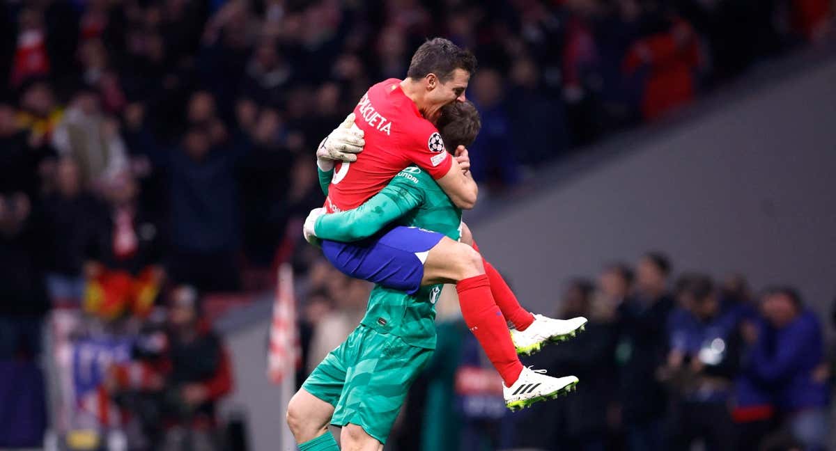 Azpilicueta abraza a Oblak tras el último penalti fallado por Lautaro. /REUTERS