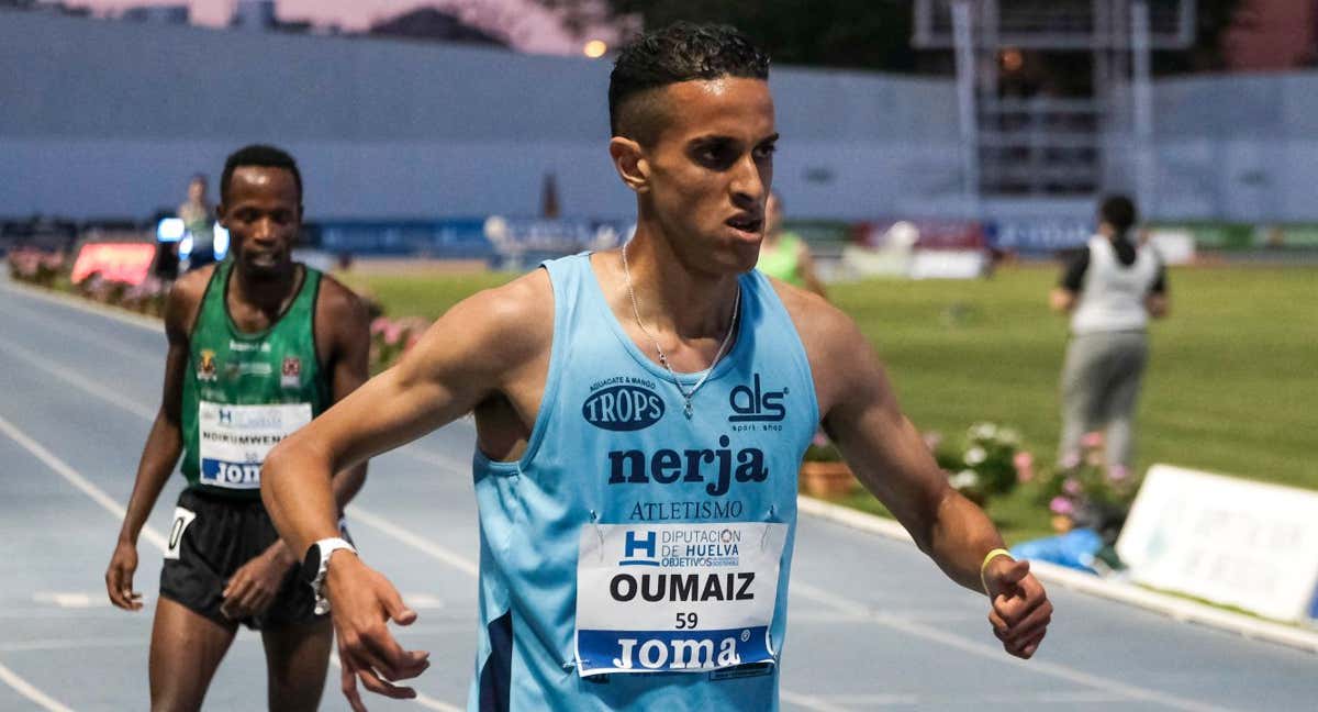 Oumaiz, al término de la prueba de 5.000 metros del Encuentro Iberoamericano de Atletismo celebrado en mayo de 2022 en Huelva. /EFE/Julián Pérez