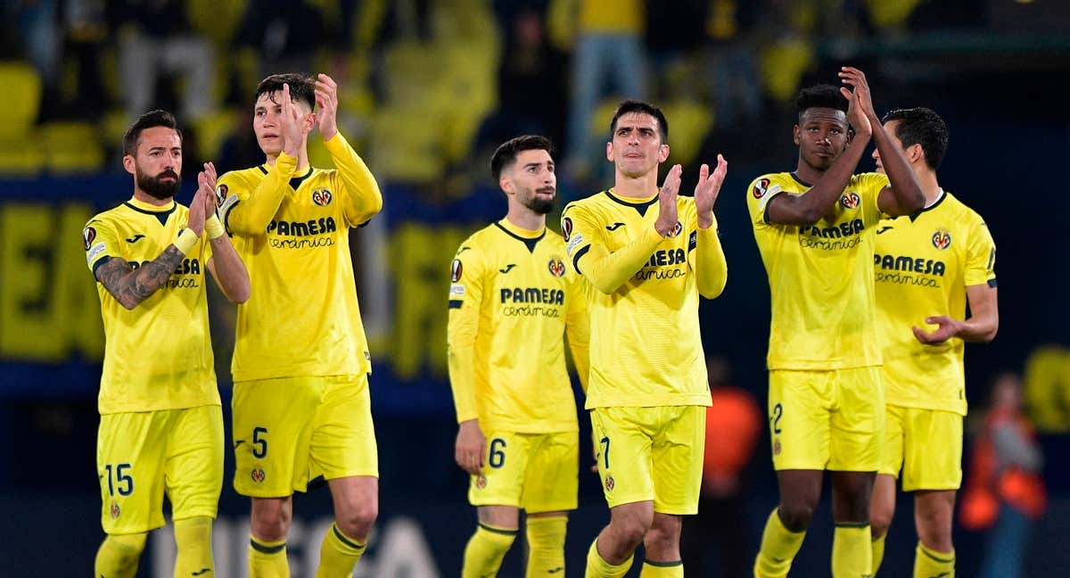 Los jugadores del Villarreal agradecen el apoyo a la afición. /REUTERS