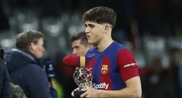 Pau Cubarsí, con el MVP del partido ante el Nápoles.