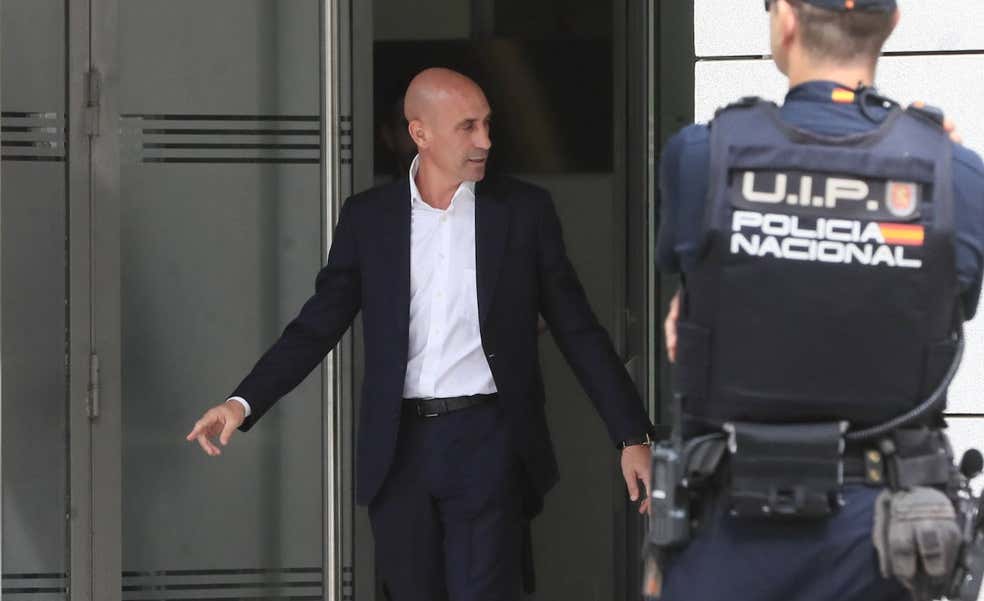 El juez ratifica su decisión de proponer juzgar a Rubiales por el beso a Jennifer Hermoso tras escuchar a Montse Tomé