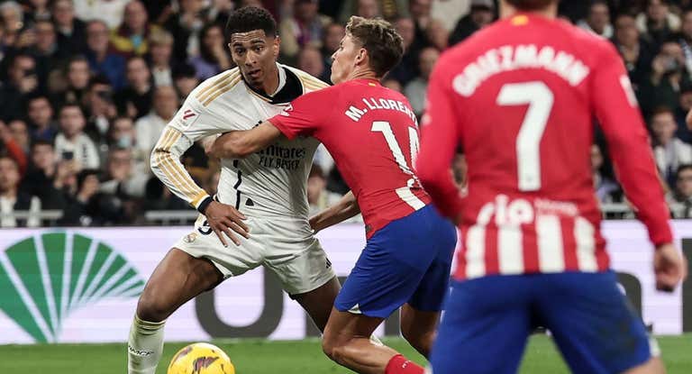 Bellingham y Marcos Llorente, en el derbi.