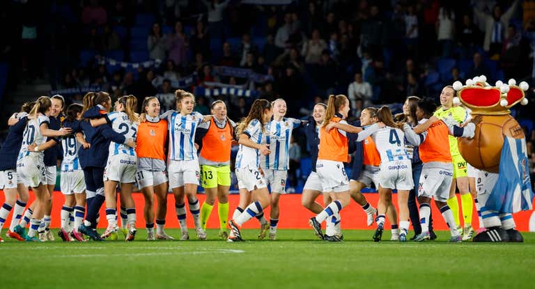 Jugadoras de la Real Sociedad celebran el pase a la final tras el partido ante el Atlético en el Reale Arena.