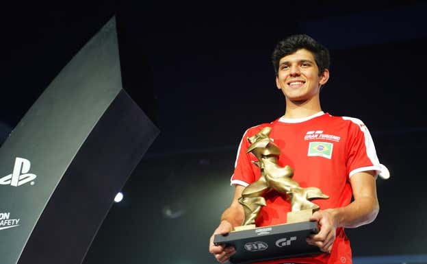 Igor Fraga, en 2018, tras ganar la Nations Cup en las primeras finales mundiales de Gran Turismo.  Gran Turismo