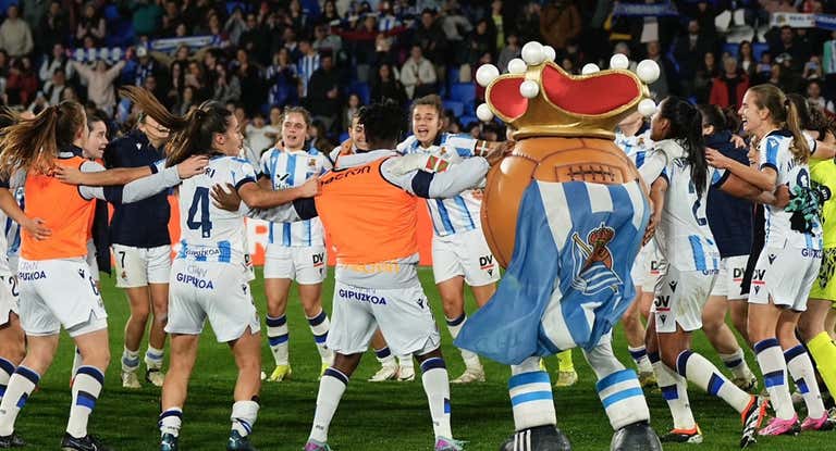 Las jugadoras de la Real Sociedad femenina celebran su pase a la final de Copa de la Reina tras ganar al Atlético de Madrid en el Reale Arena.