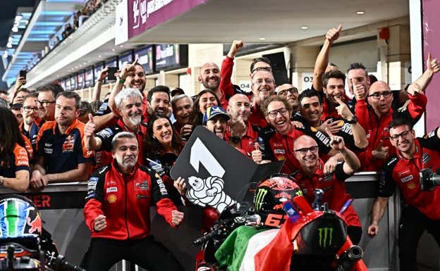 El equipo Ducati celebra con Pecco Bagnaia su victoria en el GP de Catar 2024 de MotoGP.  EP