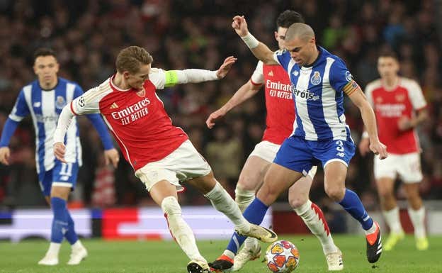 Pepe pelea con Ødegaard y Rice durante el Arsenal-Porto. EFE/EPA/NEIL HALL