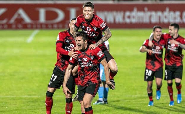 Dani Vivian celebra un gol junto a Cristo González. INSTAGRAM: @danivivian5