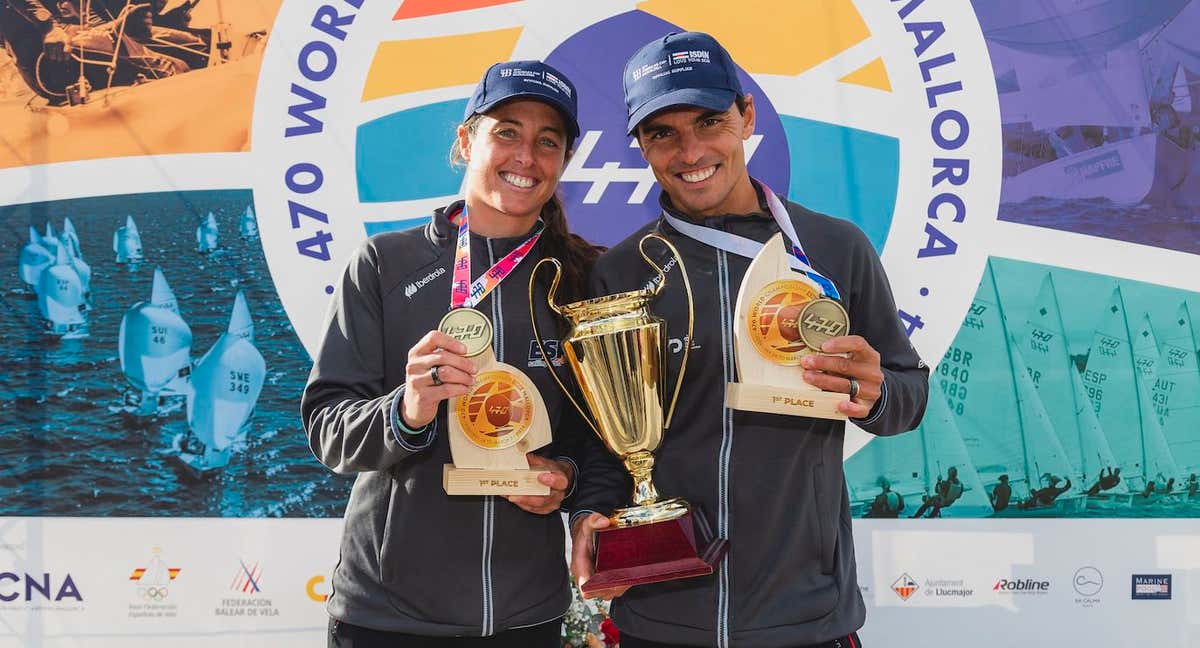 Nora Brugman y Jordi Xammar posan con su oro mundial.