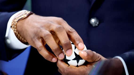 Obi Mikel, con la bola del sorteo de la Champions./REUTERS