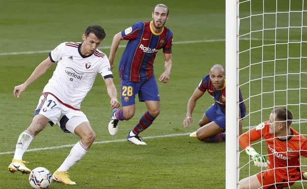 Ante Budimir, durante un partido contra el Barça.  EFE