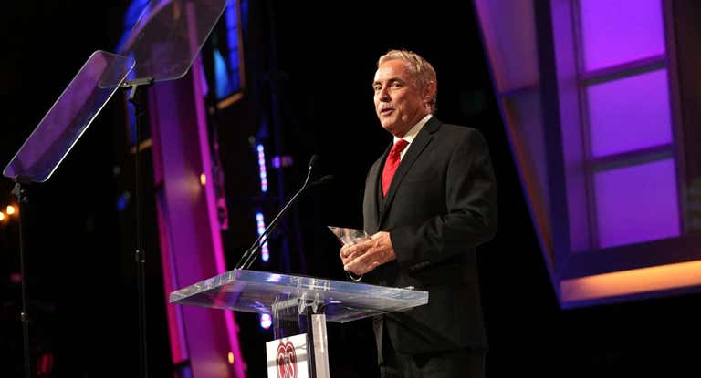 Johnny Buss, dando una charla en una gala en California.