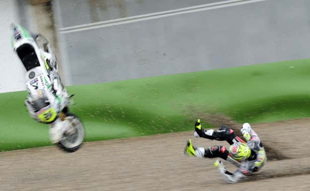 Toni Elías sufre una caída en los entrenamientos del GP de Valencia 2011.  AFP