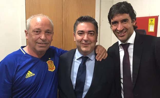 Chueca junto a Raúl, con quien guarda una gran relación.