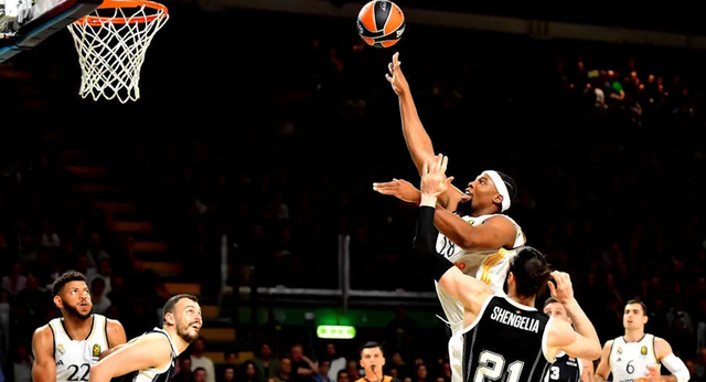 El Real Madrid rompe su mala racha en Euroliga y acaricia el primer puesto de liga regular