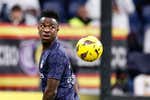 El Real Madrid denuncia los insultos a Vinicius en Montjuic y el Metropolitano: «Tolerancia cero ante episodios tan repugnantes»