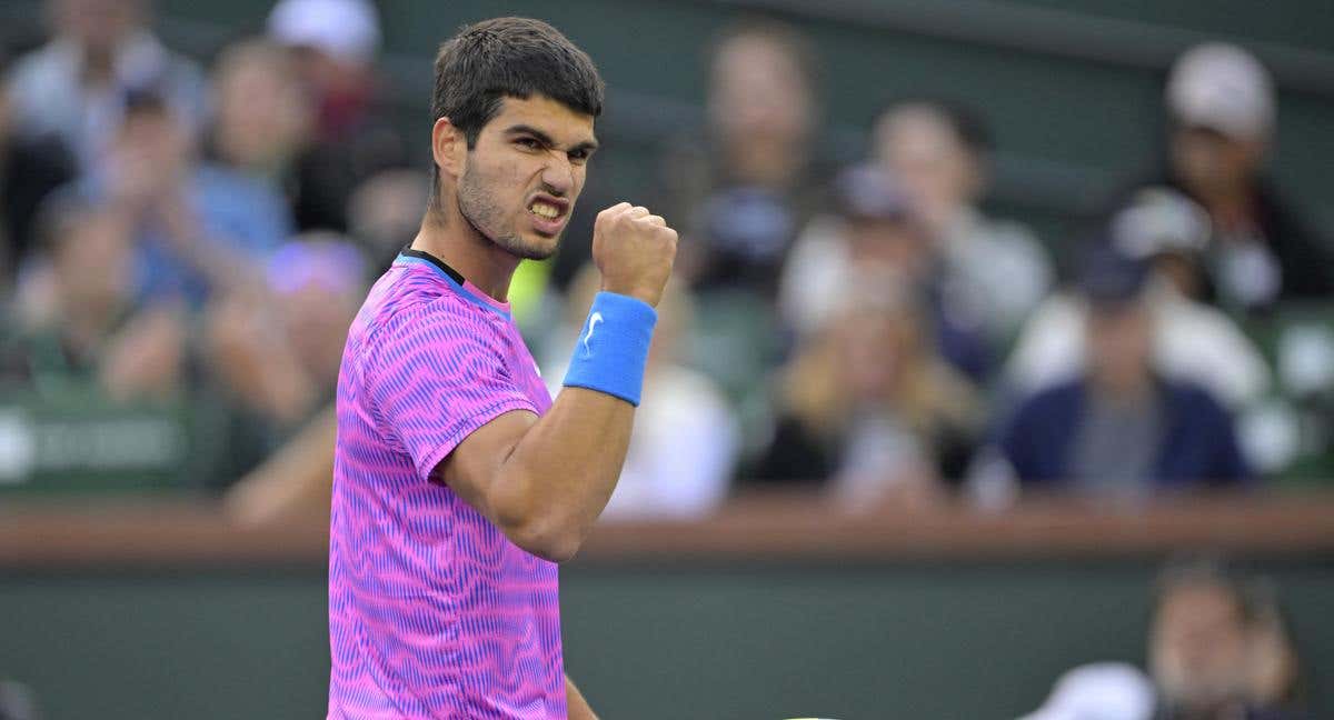 Carlos Alcaraz celebra la victoria conseguida contra Jannik Sinner en las semifinales de Indian Wells.