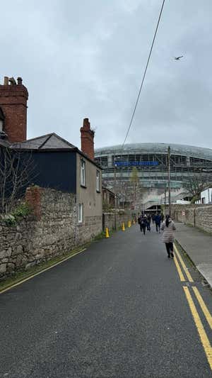 El camino al Aviva Stadium.  RELEVO / LUIS ENRÍQUEZ