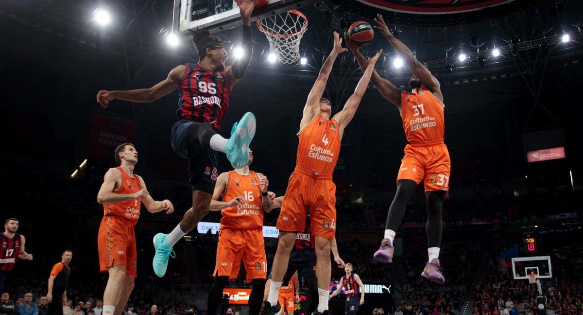 Un momento del partido de Euroliga entre Baskonia y Valencia.