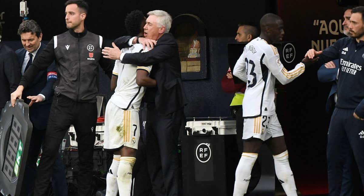 Ancelotti abraza a Vini tras ser sustituido./ANDER GILLENEA / AFP