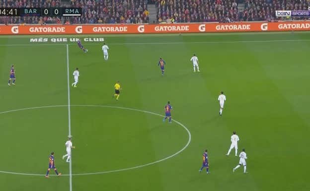 Ataque del FC Barcelona con Messi en derecha, Luis Suárez de delantero centro y Griezmann en el perfil zurdo durante un Barça-Real Madrid de 2019.  WYSCOUT