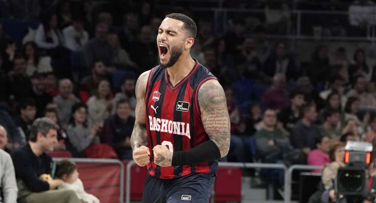 Markus Howard celebra una canasta con Baskonia.