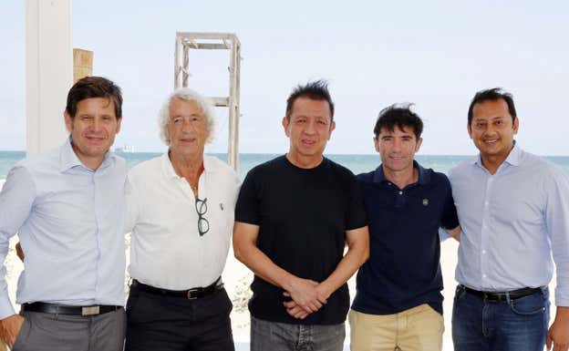 Peter Lim, en el centro de la imagen, en una cumbre con MArcelino y Alemany.