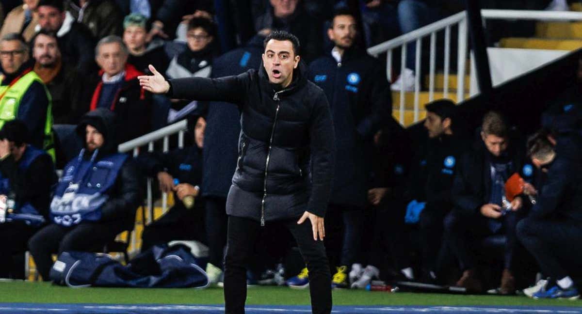 Xavi Hernández da instrucciones a sus jugadores ante el Nápoles./AFP