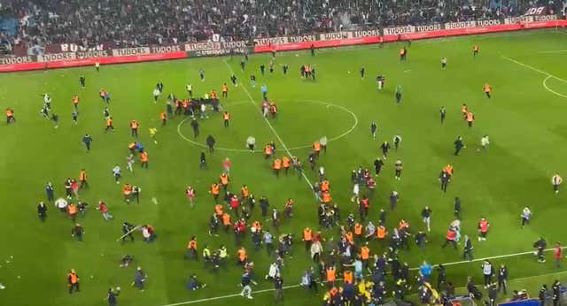 Batshuayi practica MMA, batalla campal de aficionados y jugadores y objetos impactando a árbitros en otra noche negra en Turquía