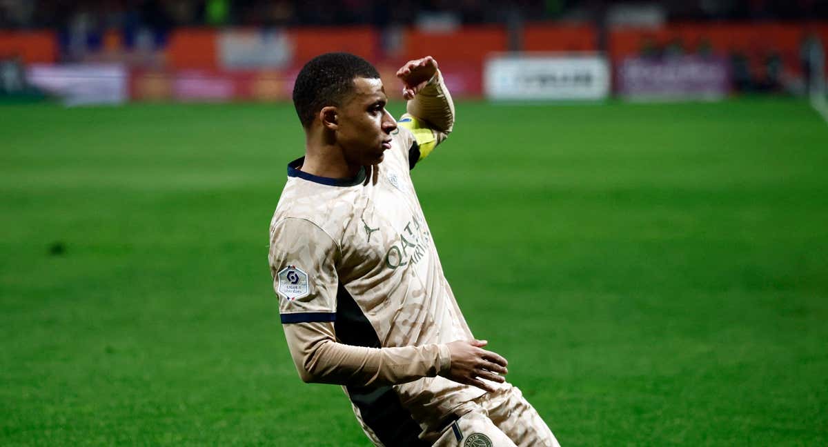 Mbappé, celebrando uno de sus tantos ante el Montpellier. /REUTERS