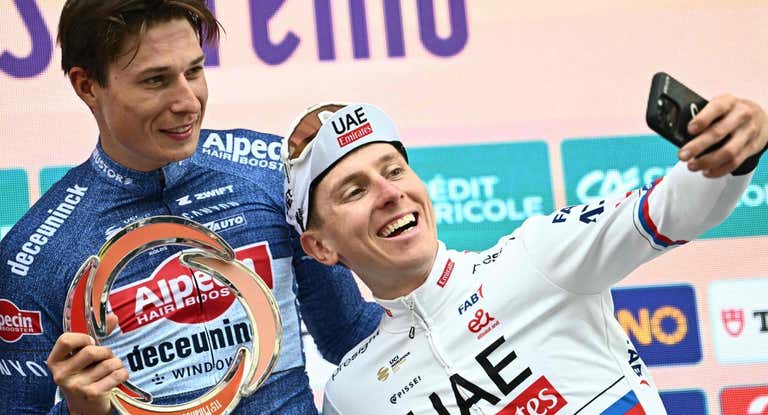 Tadej Pogacar posa con Jasper Philipsen en el podio de la Milán-San Remo.