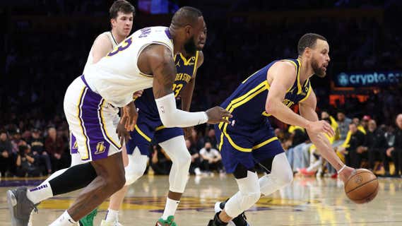 LeBron James intenta arrebatar el balón a Stephen Curry en el Warriors-Lakers de anoche. /AFP