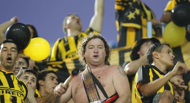 Viaje al fondo de la crisis del fútbol en Uruguay: una guerra de dos llevada a las gradas