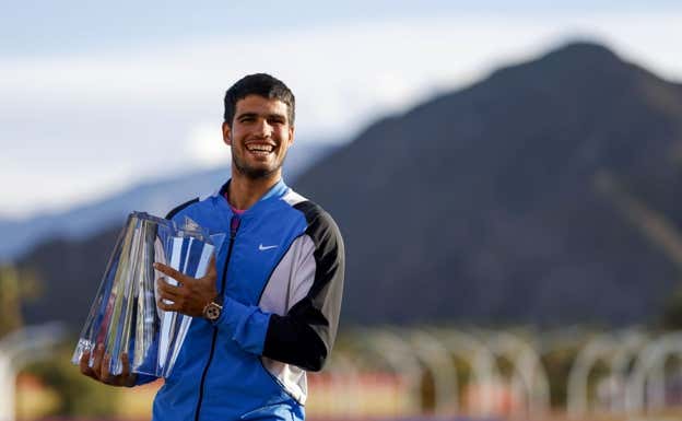 Carlos Alcaraz posa con la copa de campeón de Indian Wells.  Charles Baus/CSM via ZUMA Press