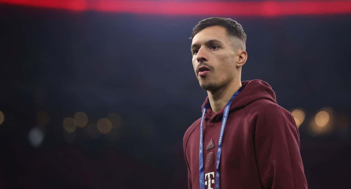 Bryan Zaragoza, antes de un partido con el Bayern. /GETTY